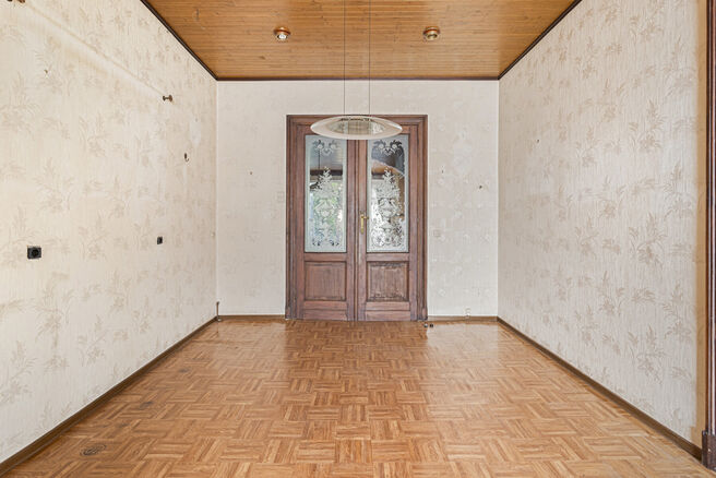 Cette charmante maison familiale, idéalement située au centre de Vilvorde, dispose de 4 grandes chambres, 
d'un agréable jardin de ville, d'un garage (qui peut être acheté en option) et d'une cave pratique.
La maison se trouve dans un quartier animé