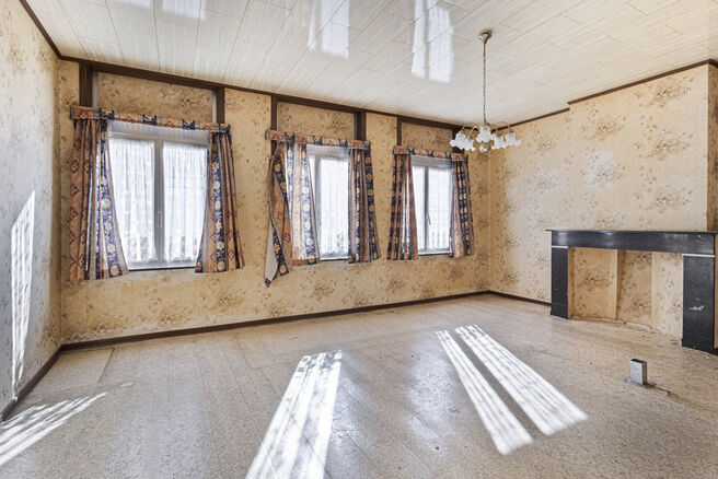 Cette charmante maison familiale, idéalement située au centre de Vilvorde, dispose de 4 grandes chambres, 
d'un agréable jardin de ville, d'un garage (qui peut être acheté en option) et d'une cave pratique.
La maison se trouve dans un quartier animé