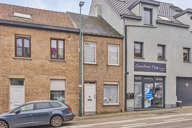 Cette maison de trois chambres avec un grand jardin sur un terrain de 310 m² est
idéalement située entre la périphérie flamande et Bruxelles, offrant d'excellentes connexions vers les deux régions.

En entrant, vous accédez au hall d'entrée, qui m