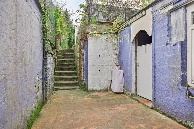 Cette maison de trois chambres avec un grand jardin sur un terrain de 310 m² est
idéalement située entre la périphérie flamande et Bruxelles, offrant d'excellentes connexions vers les deux régions.

En entrant, vous accédez au hall d'entrée, qui m