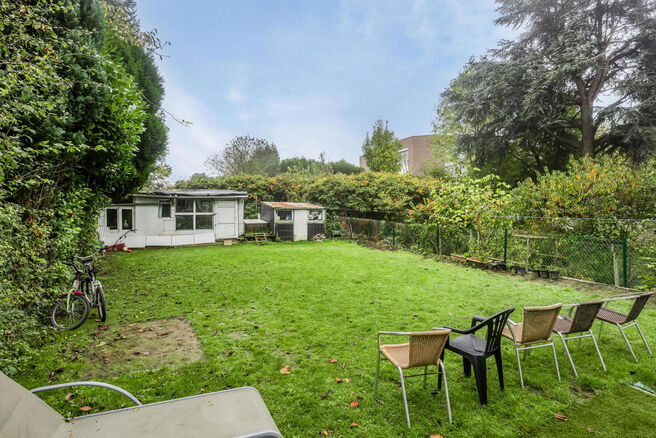 Cette maison de trois chambres avec un grand jardin sur un terrain de 310 m² est
idéalement située entre la périphérie flamande et Bruxelles, offrant d'excellentes connexions vers les deux régions.

En entrant, vous accédez au hall d'entrée, qui m