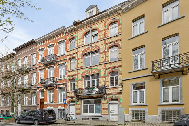 Appartement rez-de-chaussée avec 2 chambres et une grande terrasse, superbement situé à proximité du parc Josaphat.
Situé dans une copropriété de petite taille avec des charges réduites.

L'appartement est agencé comme suit : il dispose d'une por