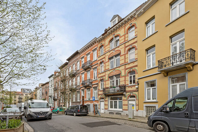 Appartement rez-de-chaussée avec 2 chambres et une grande terrasse, superbement situé à proximité du parc Josaphat.
Situé dans une copropriété de petite taille avec des charges réduites.

L'appartement est agencé comme suit : il dispose d'une por