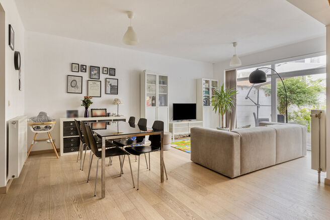 Cet appartement charmant dans une petite copropriété est idéalement situé à seulement quelques minutes à pied de la gare de Vilvoorde. En entrant, vous accédez à un grand séjour avec un magnifique parquet et une grande baie vitrée donnant accès