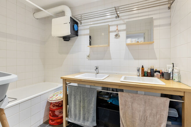 Cet appartement charmant dans une petite copropriété est idéalement situé à seulement quelques minutes à pied de la gare de Vilvoorde. En entrant, vous accédez à un grand séjour avec un magnifique parquet et une grande baie vitrée donnant accès