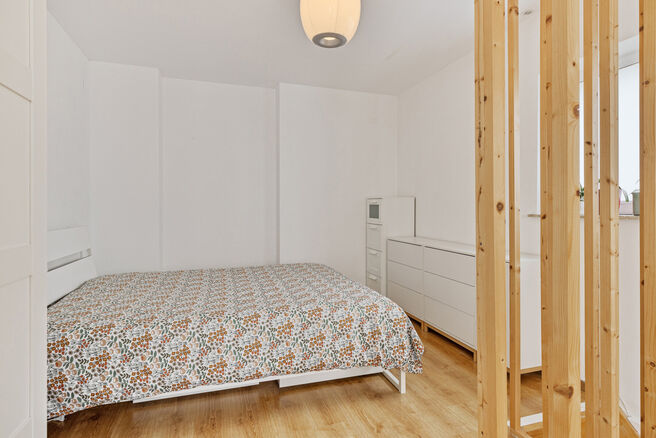 Cet appartement charmant dans une petite copropriété est idéalement situé à seulement quelques minutes à pied de la gare de Vilvoorde. En entrant, vous accédez à un grand séjour avec un magnifique parquet et une grande baie vitrée donnant accès