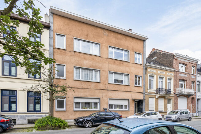 Cet appartement charmant dans une petite copropriété est idéalement situé à seulement quelques minutes à pied de la gare de Vilvoorde. En entrant, vous accédez à un grand séjour avec un magnifique parquet et une grande baie vitrée donnant accès