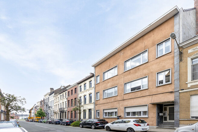 Cet appartement charmant dans une petite copropriété est idéalement situé à seulement quelques minutes à pied de la gare de Vilvoorde. En entrant, vous accédez à un grand séjour avec un magnifique parquet et une grande baie vitrée donnant accès