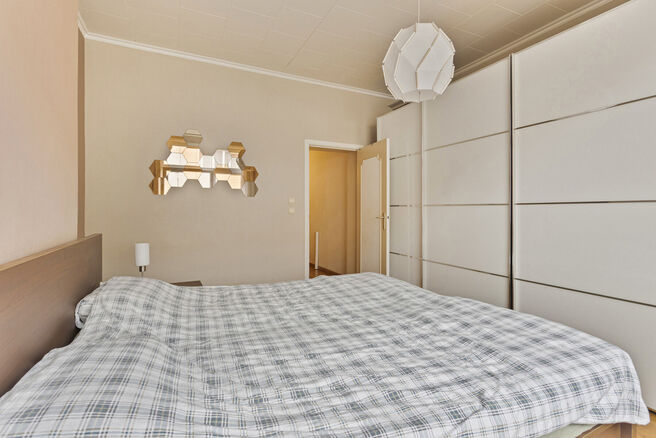 Cet appartement de plain-pied prêt à emménager offre une expérience de vie confortable avec deux chambres,
un garage intérieur et un jardin spacieux. Il est situé dans une rue à sens unique calme dans un quartier résidentiel de Vilvorde.
L'apparte