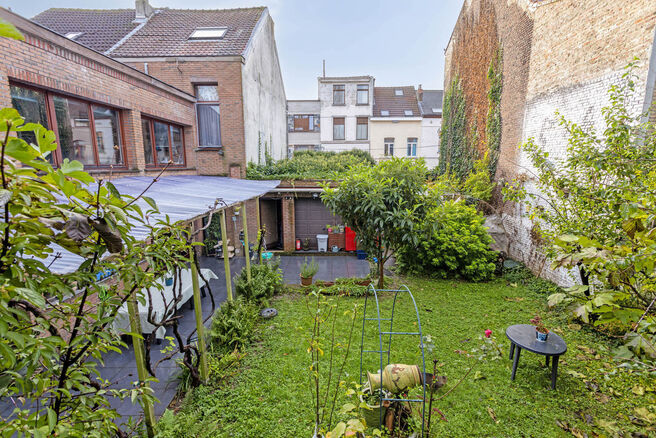 Ce terrain de projet est idéalement situé dans une rue calme avec le Parc Roi Baudouin juste derrière la maison.

La parcelle comprend ce qui suit :

▪️ Un terrain à bâtir de 190m²
▪️ Un garage sur une parcelle de 40ca
▪️ Une maison fami