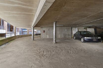 Cet appartement spacieux de 2 chambres, avec cave et emplacement de parking, est idéalement situé au 4ème étage, en plein centre de Strombeek-Bever.

Il dispose à la fois d'une terrasse et d'un balcon, parfaits pour ceux qui aiment les espaces extér