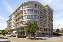 Cet appartement spacieux de 2 chambres, avec cave et emplacement de parking, est idéalement situé au 4ème étage, en plein centre de Strombeek-Bever.

Il dispose à la fois d'une terrasse et d'un balcon, parfaits pour ceux qui aiment les espaces extér