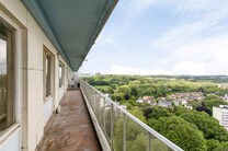 Cet appartement deux chambres avec une grande terrasse de 15 m² se trouve au 18e étage et offre une vue panoramique phénoménale sur Bruxelles.
Situé dans un environnement résidentiel et verdoyant, vous profitez ici de calme et de confort.

En entran