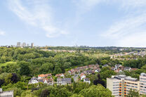 Cet appartement deux chambres avec une grande terrasse de 15 m² se trouve au 18e étage et offre une vue panoramique phénoménale sur Bruxelles.
Situé dans un environnement résidentiel et verdoyant, vous profitez ici de calme et de confort.

En entran