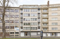 Cet appartement, avec deux terrasses et un garage, est situé au 2ème étage d'une petite copropriété.

La disposition est la suivante : un hall d'entrée central avec des placards encastrés et un espace dressing. Depuis le hall, vous accédez à l'es