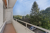 Cet appartement d'angle prêt à emménager, avec deux chambres, deux terrasses et un garage privé, est situé au deuxième étage d'une copropriété à échelle réduite, en campagne.

Disposition : En entrant, le hall central mène à toutes les pièc