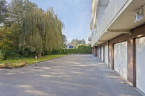 Cet appartement d'angle prêt à emménager, avec deux chambres, deux terrasses et un garage privé, est situé au deuxième étage d'une copropriété à échelle réduite, en campagne.

Disposition : En entrant, le hall central mène à toutes les pièc