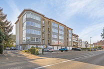 Cet appartement d'angle prêt à emménager, avec deux chambres, deux terrasses et un garage privé, est situé au deuxième étage d'une copropriété à échelle réduite, en campagne.

Disposition : En entrant, le hall central mène à toutes les pièc