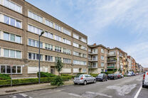 Cet appartement de 3 chambres avec terrasse, idéalement situé entre l'avenue prestigieuse Molière et l'avenue Louis Lepoutre,
se trouve au 1er étage d'une petite copropriété.
Le bois de la Cambre se trouve à moins de 700 mètres, contribuant à l'e