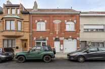 Cet appartement de plain-pied prêt à emménager offre une expérience de vie confortable avec deux chambres,
un garage intérieur et un jardin spacieux. Il est situé dans une rue à sens unique calme dans un quartier résidentiel de Vilvorde.
L'apparte