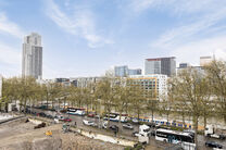 Dit twee-slaapkamer appartement is ideaal gelegen nabij Tour & Taxis en de trendy kanaalwijk.
Deze buurt is volop in ontwikkeling, en binnenkort kunt u genieten van het gloednieuwe Becopark, op slechts 88 meter afstand.

Bij het betreden van het apparteme