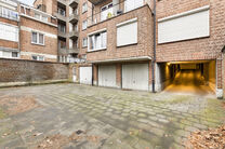 Dit appartement, met twee terrassen en een garagebox, bevindt zich op de 2de verdieping van een kleinschalige mede-eigendom.

De indeling is als volgt: een centrale inkomhal met ingebouwde kasten en een dressinggedeelte. Vanuit de hal heeft u toegang tot 