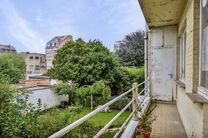 This excellently located 3-bedroom apartment with a terrace is situated between the prestigious Avenue Molière and Avenue Louis Lepoutre,
on the 1st floor of a small co-ownership.
The Bois de la Cambre is less than 700 meters away, contributing to the id