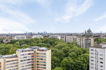 This apartment with two bedrooms and a spacious 15m² terrace is located on the 18th floor and offers a phenomenal panoramic view of Brussels. 
Situated in a green, residential area, you will enjoy peace and comfort here.

Upon entering through the entran