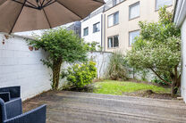 This charming apartment in a small-scale co-ownership is ideally located just a short walk from Vilvoorde station. Upon entering, you step into a spacious living area with a beautiful parquet floor and a large sliding window that provides access to the ga