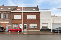 This family home offers three bedrooms, a practical layout, and a rear garage, situated in a strategic location near Zemst and Vilvoorde. It is also close to the canal path and the peaceful rural surroundings.

Layout:

Ground floor: An entrance hall with