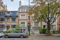 Deze majestueuze herenwoning, gebouwd in 1933 door architect J. Vermeersch, is een zeldzame vondst.
Gelegen op een perceel van 5a 20ca, biedt deze woning niet alleen een uitzonderlijke woonervaring, maar ook een uitstekende locatie op wandelafstand van he