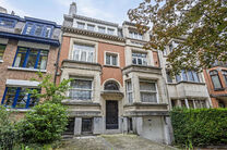 Deze majestueuze herenwoning, gebouwd in 1933 door architect J. Vermeersch, is een zeldzame vondst.
Gelegen op een perceel van 5a 20ca, biedt deze woning niet alleen een uitzonderlijke woonervaring, maar ook een uitstekende locatie op wandelafstand van he