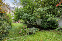 Deze majestueuze herenwoning, gebouwd in 1933 door architect J. Vermeersch, is een zeldzame vondst.
Gelegen op een perceel van 5a 20ca, biedt deze woning niet alleen een uitzonderlijke woonervaring, maar ook een uitstekende locatie op wandelafstand van he