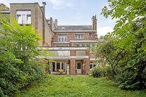 Deze majestueuze herenwoning, gebouwd in 1933 door architect J. Vermeersch, is een zeldzame vondst.
Gelegen op een perceel van 5a 20ca, biedt deze woning niet alleen een uitzonderlijke woonervaring, maar ook een uitstekende locatie op wandelafstand van he