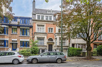 Deze majestueuze herenwoning, gebouwd in 1933 door architect J. Vermeersch, is een zeldzame vondst.
Gelegen op een perceel van 5a 20ca, biedt deze woning niet alleen een uitzonderlijke woonervaring, maar ook een uitstekende locatie op wandelafstand van he