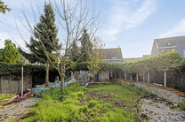 Deze gezinswoning met potentieel biedt 5 slaapkamers, een grote garage en een aangename tuin.
Gelegen in de rustige en residentiële Humelgem, combineert de woning een centrale ligging met veel ruimte.

Indeling:
Bij het betreden van de woning via de inko