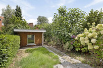 Deze gezinswoning met drie slaapkamers en een ruime tuin is ideaal gelegen in de landelijke wijk Koningslo. 

De indeling is als volgt: Op de gelijkvloerse verdieping bevindt zich een inkomhal die toegang biedt tot zowel de leefruimte als de keuken. Aan 