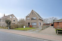 Cette spacieuse maison prête à emménager avec trois chambres est idéalement située sur un terrain de pas moins de 10a 60ca, offrant une connexion fluide vers Malines et Bruxelles.

Disposition de la maison
Rez-de-chaussée

En entrant par le hall d