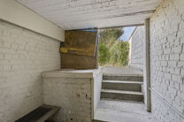 Cette charmante maison est située dans un environnement calme et rural à Machelen et offre beaucoup d'intimité et d'espace.
La maison comprend quatre étages et est agencée comme suit :

Sous-sol : Vous y trouverez le hall d'entrée avec escalier mena