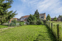 Cette charmante maison est située dans un environnement calme et rural à Machelen et offre beaucoup d'intimité et d'espace.
La maison comprend quatre étages et est agencée comme suit :

Sous-sol : Vous y trouverez le hall d'entrée avec escalier mena