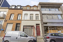 Cette charmante maison familiale, idéalement située au centre de Vilvorde, dispose de 4 grandes chambres, 
d'un agréable jardin de ville, d'un garage (qui peut être acheté en option) et d'une cave pratique.
La maison se trouve dans un quartier animé