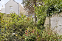 Cette charmante maison familiale, idéalement située au centre de Vilvorde, dispose de 4 grandes chambres, 
d'un agréable jardin de ville, d'un garage (qui peut être acheté en option) et d'une cave pratique.
La maison se trouve dans un quartier animé