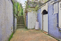 Cette maison de trois chambres avec un grand jardin sur un terrain de 310 m² est
idéalement située entre la périphérie flamande et Bruxelles, offrant d'excellentes connexions vers les deux régions.

En entrant, vous accédez au hall d'entrée, qui m