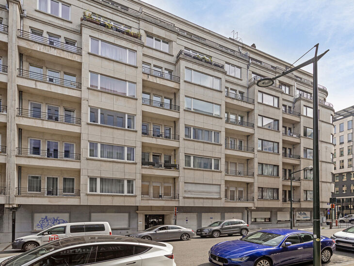 Cet élégant appartement d'une chambre avec 2 terrasse et deux greniers spacieux est situé au deuxième étage d'une copropriété idéalement située dans le quartier européen, entre Schuman et le Parc de Bruxelles.

L'appartement est agencé comme su