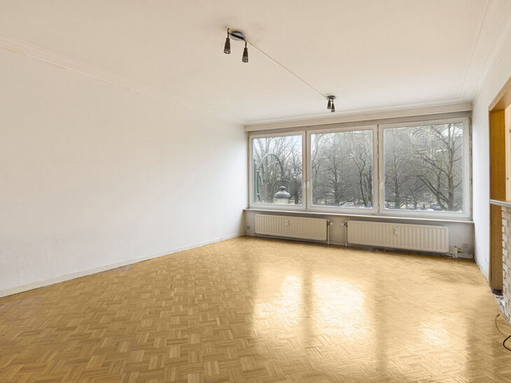 Cet appartement, avec deux terrasses et un garage, est situé au 2ème étage d'une petite copropriété.

La disposition est la suivante : un hall d'entrée central avec des placards encastrés et un espace dressing. Depuis le hall, vous accédez à l'es