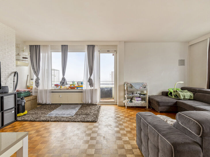 Cet appartement d’angle lumineux et prêt à emménager, situé dans un emplacement privilégié à Jette, offre pas moins de 3 chambres et deux agréables terrasses de 7,5 m² et 4,5 m².

Disposition

Le hall d’entrée donne accès aux différentes 