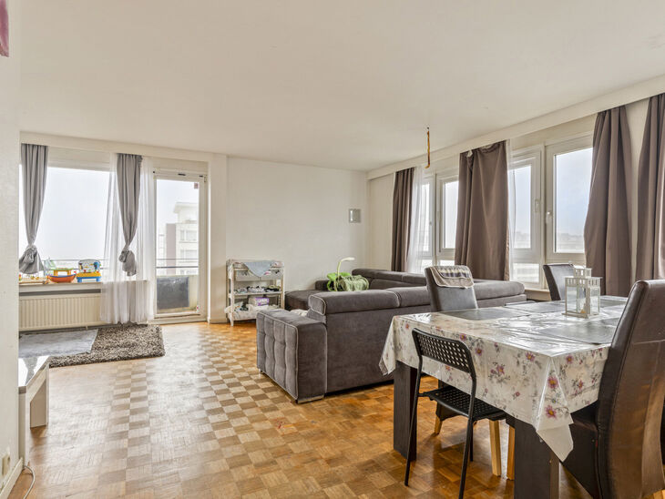 Cet appartement d’angle lumineux et prêt à emménager, situé dans un emplacement privilégié à Jette, offre pas moins de 3 chambres et deux agréables terrasses de 7,5 m² et 4,5 m².

Disposition

Le hall d’entrée donne accès aux différentes 