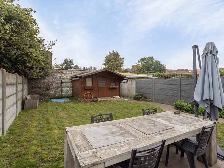 Cet appartement de plain-pied prêt à emménager offre une expérience de vie confortable avec deux chambres,
un garage intérieur et un jardin spacieux. Il est situé dans une rue à sens unique calme dans un quartier résidentiel de Vilvorde.
L'apparte