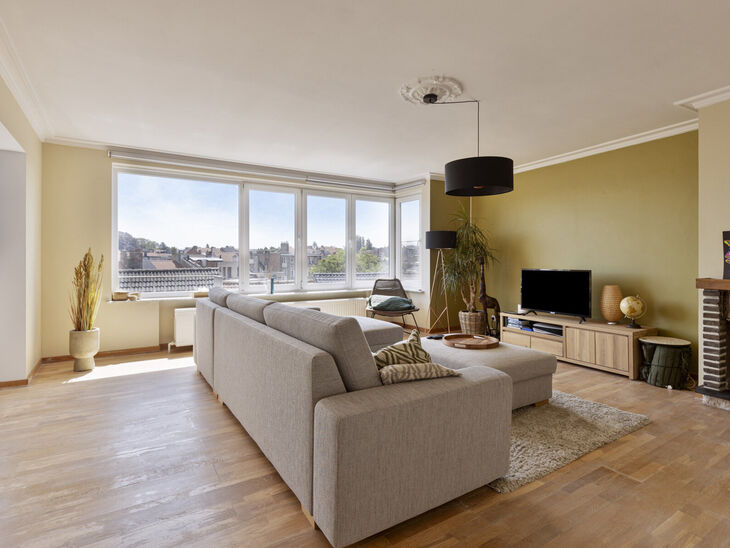 Dit ruime appartement met 2 slaapkamers, kelder en staanplaats is ideaal gelegen op de 4e verdieping,
midden in het centrum van Strombeek-Bever.

Het beschikt over zowel een terras als een balkon, perfect voor wie van buitenruimte houdt.
Doorheen het hele