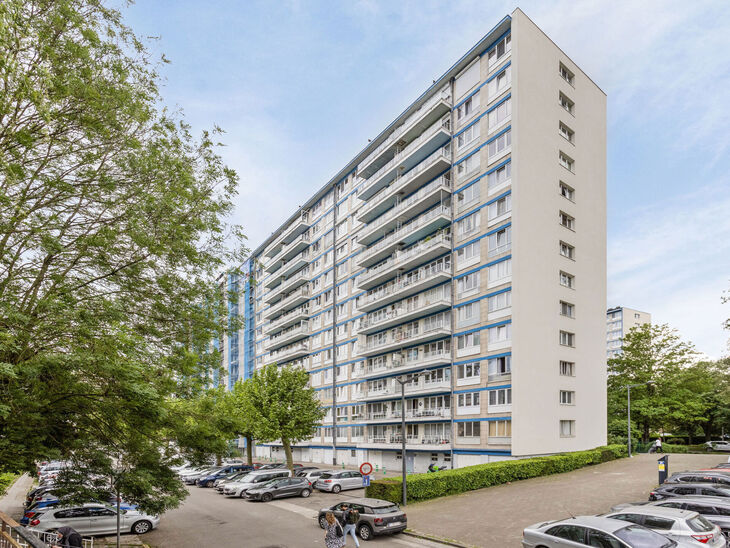 Dit volledig instapklare appartement is gelegen op de vierde verdieping.
Met zijn twee slaapkamers en terras biedt deze woning comfortabel en eigentijds wonen in een bruisende buurt.

Het appartement verkeert in uitstekende staat en is praktisch ingedeeld